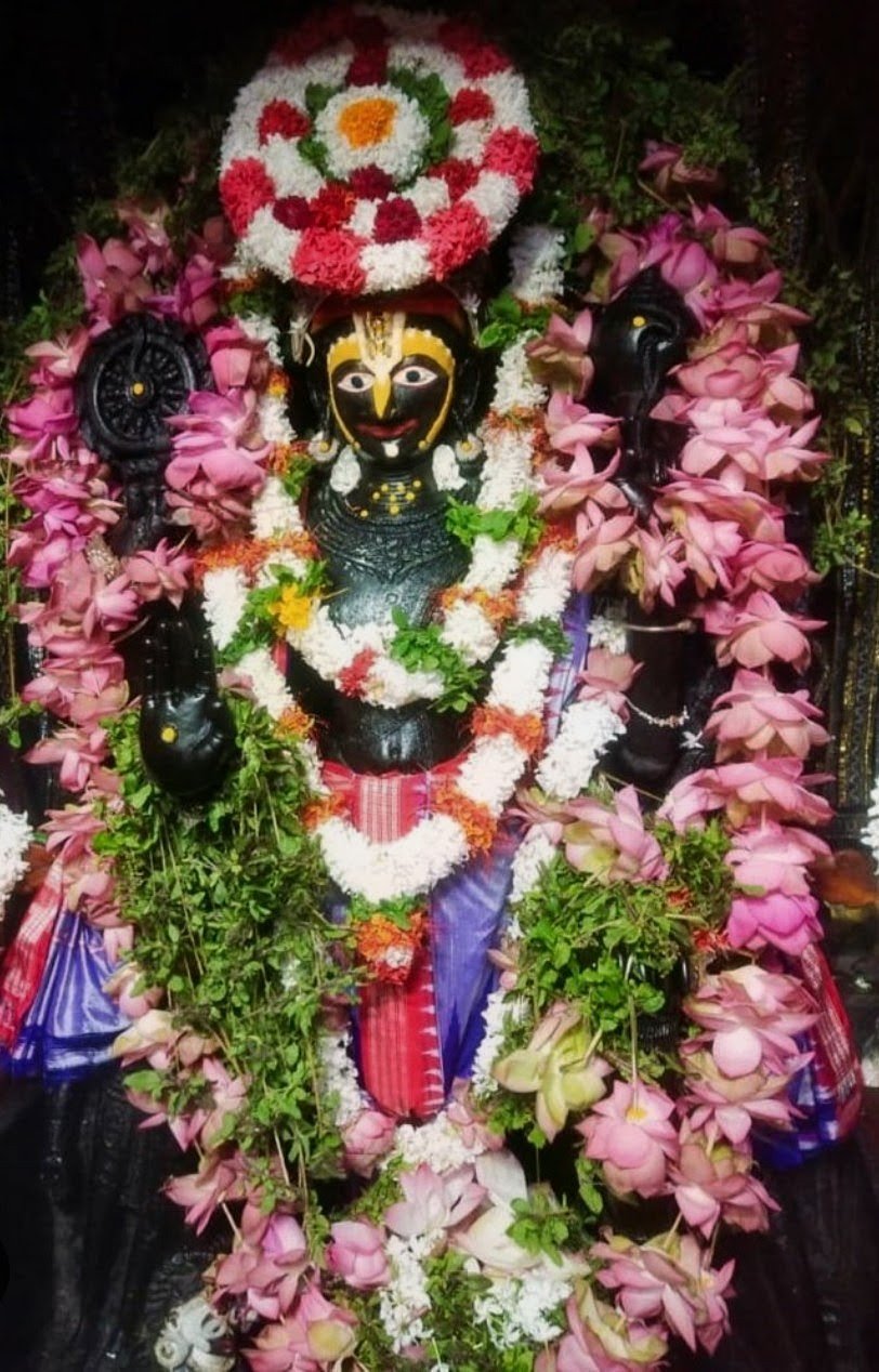 Long-Discontinued Badsinghar Besha Returns at Srialarnath Temple During Anavasara