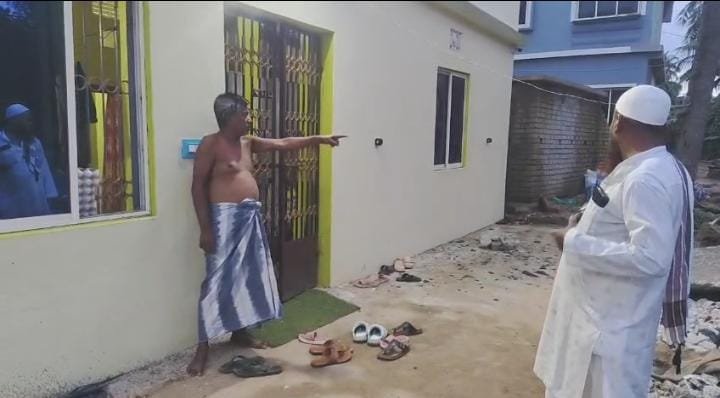 miscreants have allegedly hurled a bomb at the house of a meat trader in Gop.